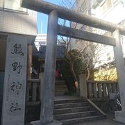 国道1号線沿いに建つ神社