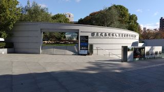 原爆の犠牲者を悼む