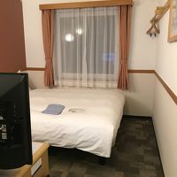 客室は狭めだが、静かで快適
