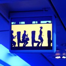 機内安全ビデオに登場する人物は全員黒のシルエット。