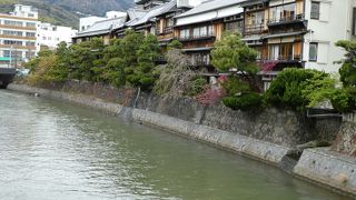 ３階建の温泉旅館だった建物。おおきな木造建築は格別。
