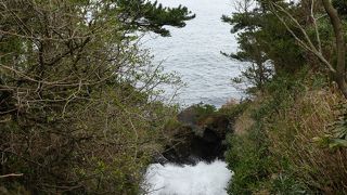 海に落ちる滝があって、吊り橋があって、海岸に降りられる。ひととおり楽しめます。