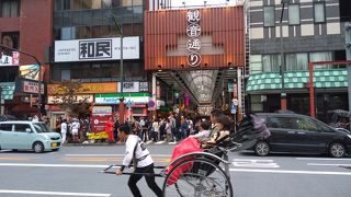 アーケードのある昭和の雰囲気の商店街