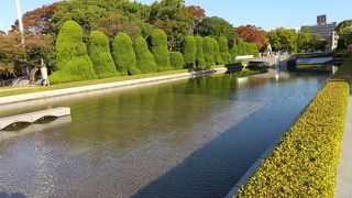 平和の火を囲む