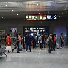 成都双流空港第二ターミナル地下の高速鉄道駅