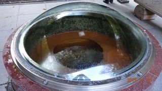 源泉は透明な半球で覆われ、源泉が湧き上がって来るのを見ることが出来ます。