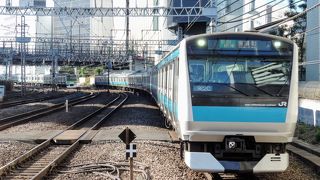 横浜の海沿いを走る短い路線