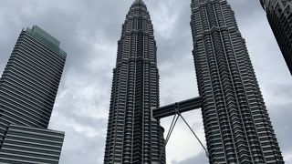 重厚な造りのツインタワー