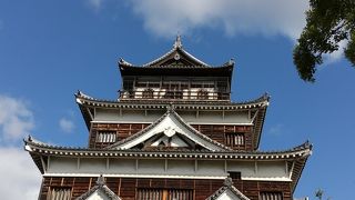 青空にそびえ立つ美しい天守閣