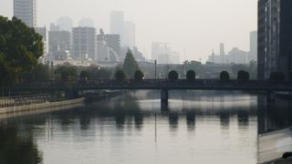 大阪府立図書館に通じる橋