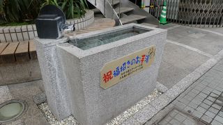 手湯は簡単にお湯に触れられて温泉に来た気分になれます。