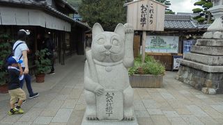 江戸時代っぽいお店を再現した、外国人に受けそうな少し高い商品がたくさんある横丁