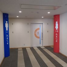 建物内とトイレの入口。