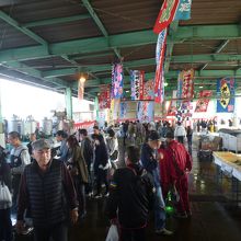 会場は買出しの人であふれている