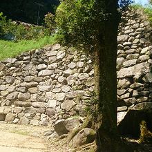 麓にある水門跡の遺構です。