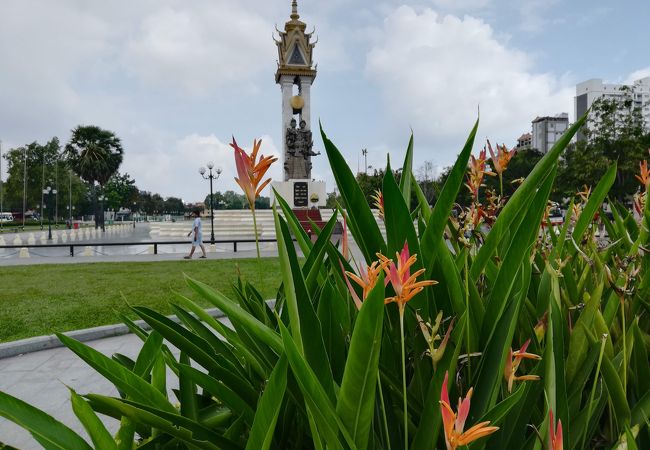 花が咲く穏やかな散歩道