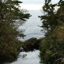 海に向かって消える小川。