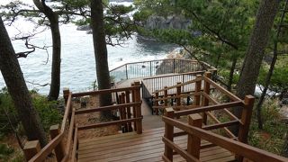 伊豆高原駅裏から流れる水路がそのまま海へ。展望台あり。海へ降りてゆく展望台が。