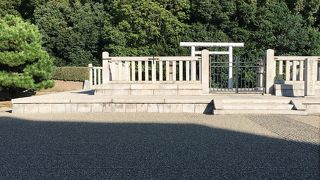 鳥居の前の小石が整備されている