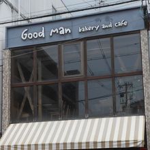 比較的大きなベーカリーショップです。