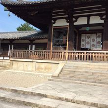 左にある金剛力士立像の二体は修復中です。