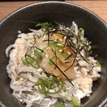 釜揚げしらすとおろしの小さな丼