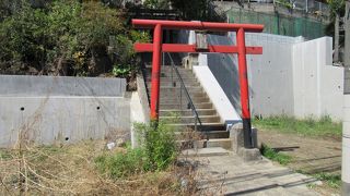 崖の上といった雰囲気の神社