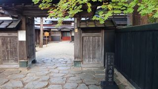 門に覆いかぶさる葉が美しい