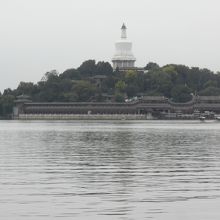 南側の島、北側より船がある