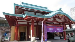 カラフルな本堂