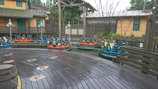 座る場所によっては濡れます