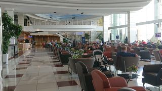 IKA国際空港の敷地内にありますが、建物は離れています。