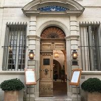 クラシカルで優雅なエントランスの素敵なホテル