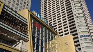 吹き抜けのショッピングモール