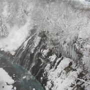 ところどころ青い色の川