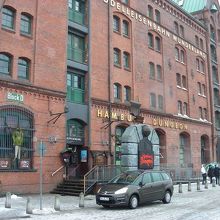 倉庫街にあります