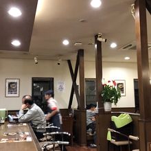 8番ラーメン武生店、店内の様子。 