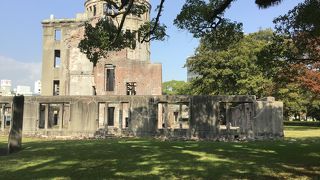 　決して　笑顔を見せる場所ではない。