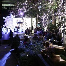 電飾やオブジェが輝くのを見ながら座って休めました