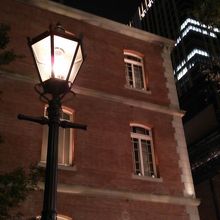 ガス灯っぽいランプやレンガの建物もいい雰囲気です