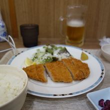 トンカツ定食とビール。