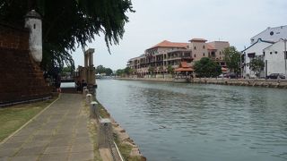 マラッカを貫く川。川べりで黄昏たい。