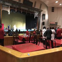 前方はテーブル席です。