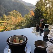 早川渓谷の紅葉と朝日と一緒にいただく朝食