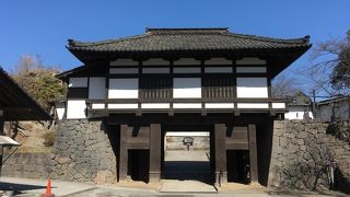 穴城の特徴的な門。