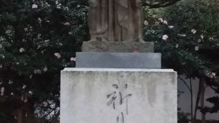 原爆死没者慰霊碑の傍