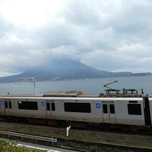 電車の線路がすぐ脇に。