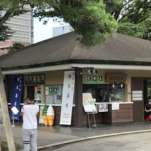 楠公像前売店 くすのき