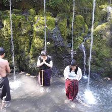 滝の様な沐浴場