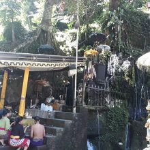 沐浴前にお祈りを捧げます